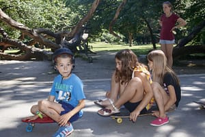 Деца със скейтборд в Морската градина.